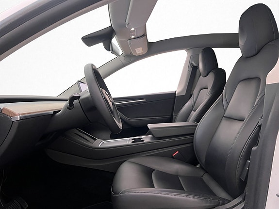 Tesla Model Y 17 of 30