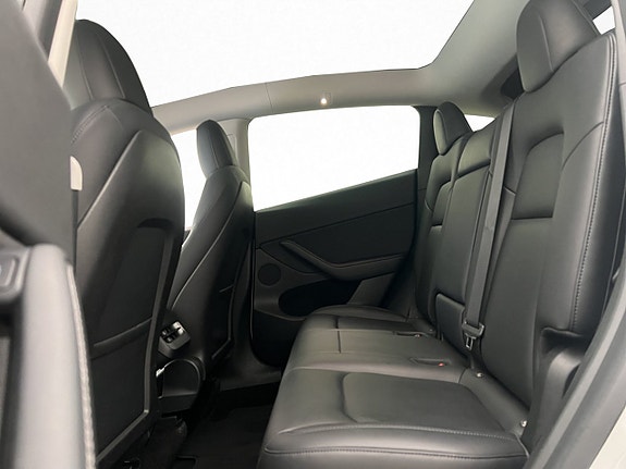 Tesla Model Y 13 of 30
