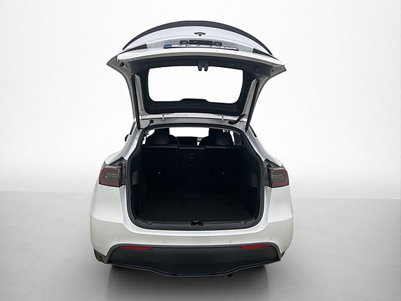Tesla Model Y 12 of 30