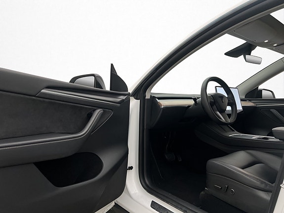 Tesla Model Y 16 of 30