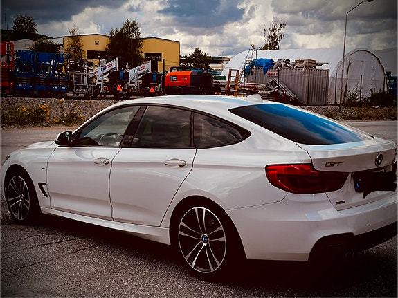 BMW 320xd 2 of 8