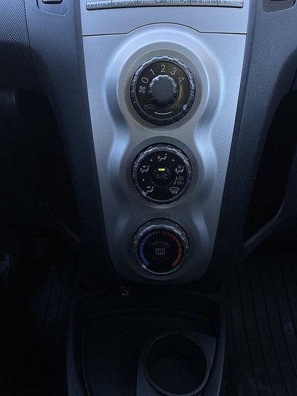 Toyota Yaris 11 of 16