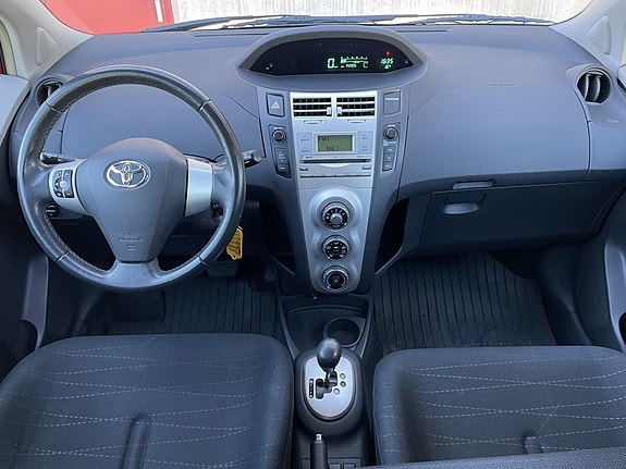 Toyota Yaris 9 of 16