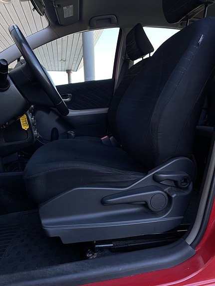 Toyota Yaris 13 of 16