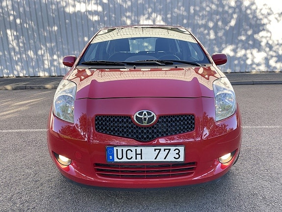 Toyota Yaris 2 of 16