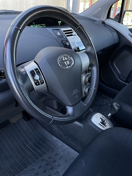 Toyota Yaris 16 of 16