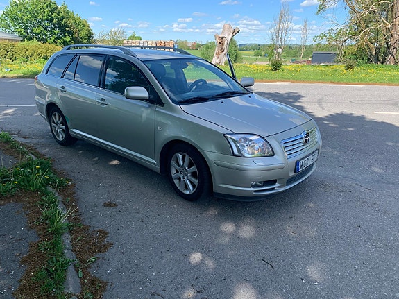 Toyota Avensis 2 of 5