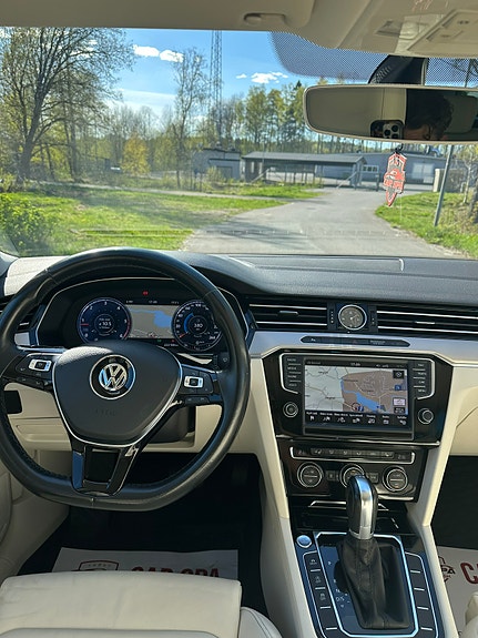 Volkswagen Passat 2 of 4