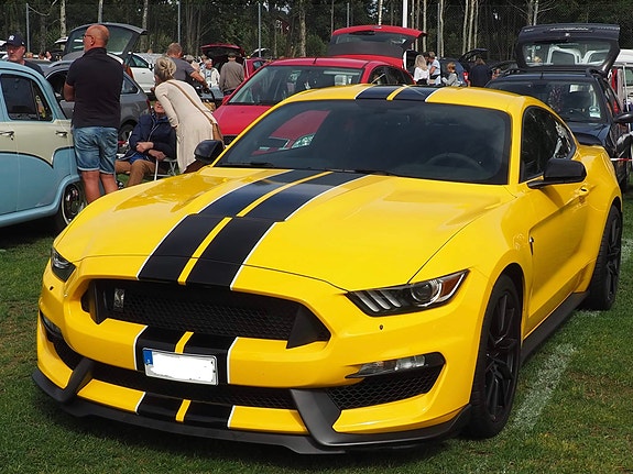 Ford Mustang 3 of 5