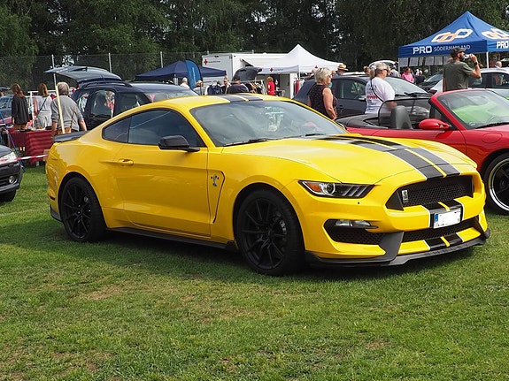 Ford Mustang 2 of 5