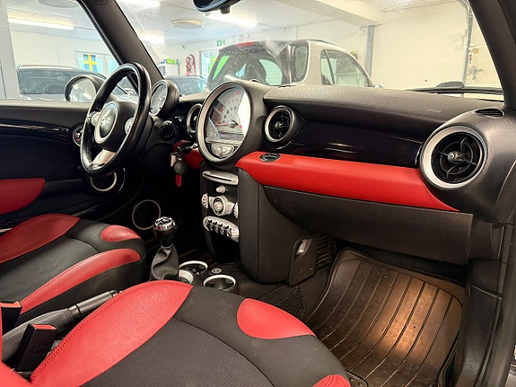 MINI Cooper 13 of 21