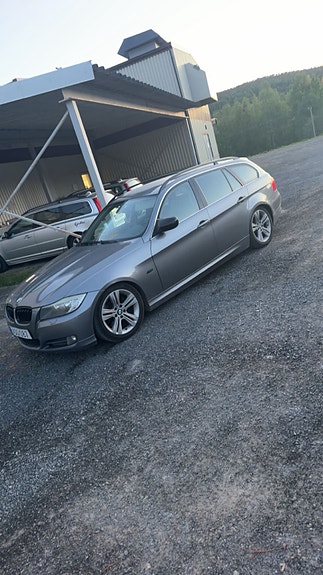 BMW 325d 3 of 4