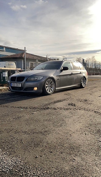 BMW 325d 2 of 4