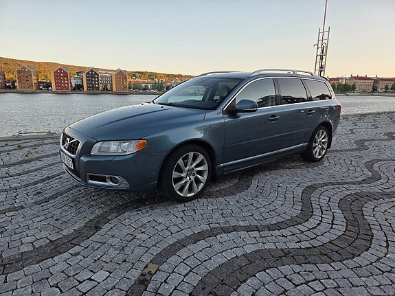 Volvo V70 2 of 5