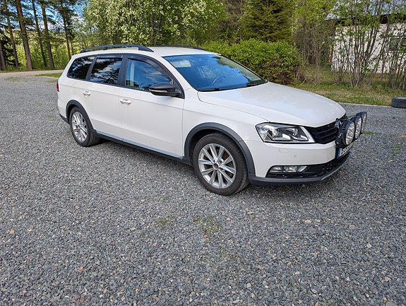Volkswagen Passat Alltrack 2 of 5