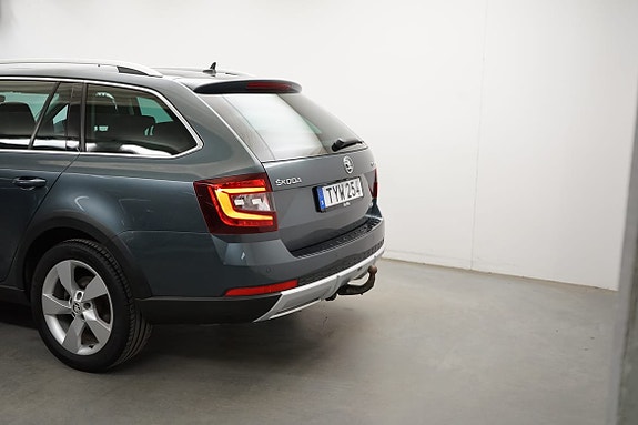 Skoda Octavia Scout 3 of 5