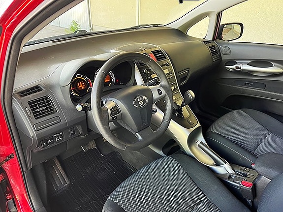 Toyota Auris 11 of 16