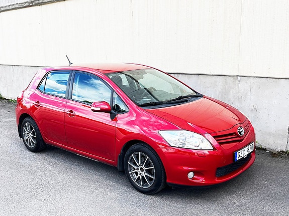 Toyota Auris 2 of 5
