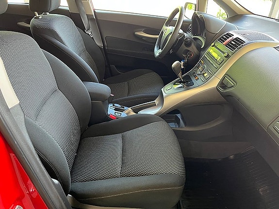 Toyota Auris 9 of 16