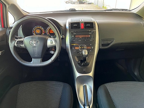 Toyota Auris 12 of 16