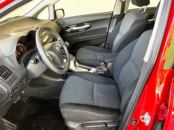 Toyota Auris 10 of 16
