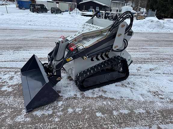 Minilastare XP-480T inkl. skopa, Honda motor (23hp) 3 of 11