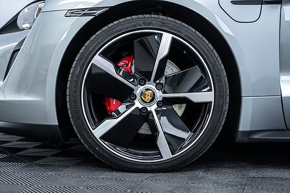 Porsche Taycan 4S 3 of 5
