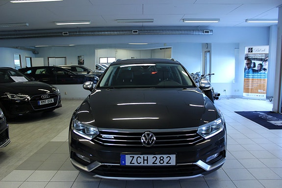 Volkswagen Passat Alltrack 2 of 5