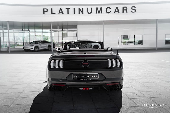 Ford Mustang 4 of 5