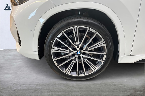 BMW iX1 13 of 15