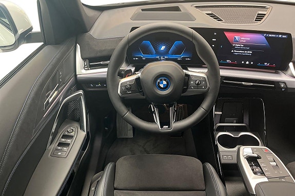 BMW iX1 10 of 15