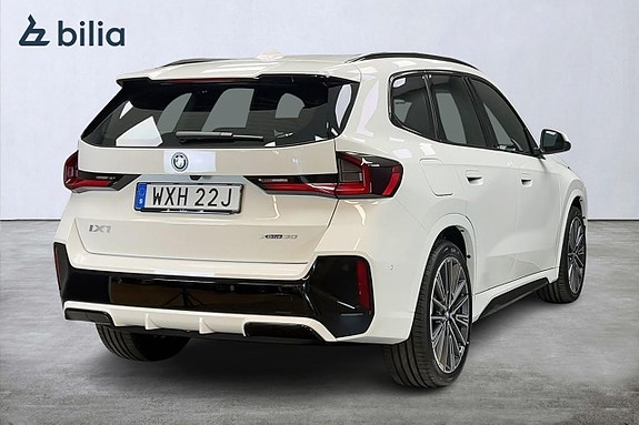BMW iX1 6 of 15
