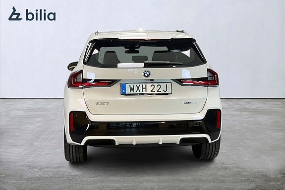 BMW iX1 7 of 15