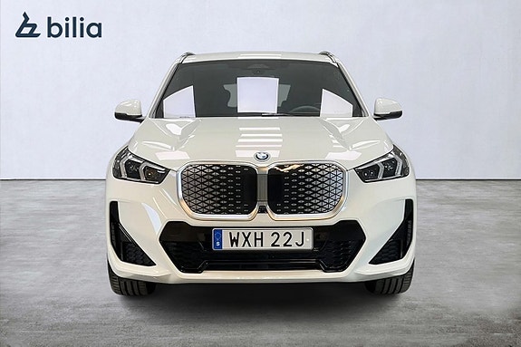 BMW iX1 8 of 15
