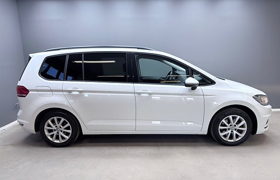 Volkswagen Touran 2 of 5