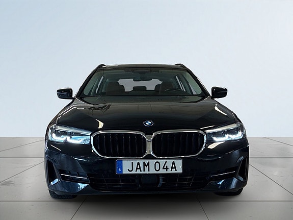 BMW 530e 2 of 5