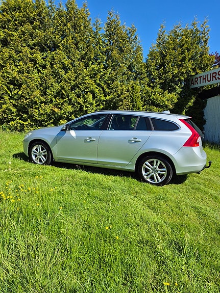 Volvo V60 2 of 5