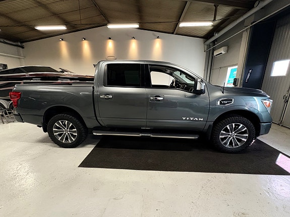 Nissan Titan 2 of 5