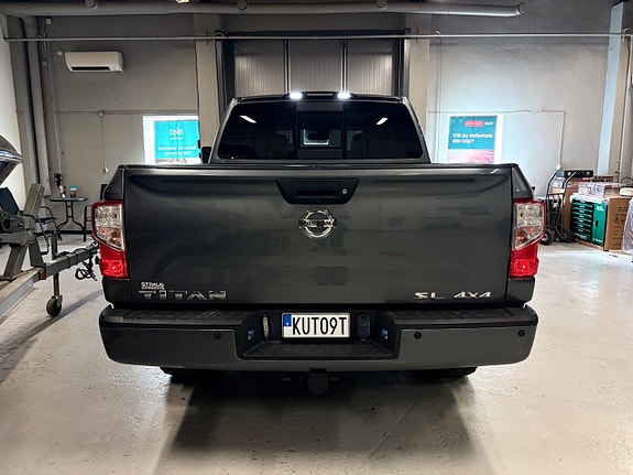 Nissan Titan 4 of 5