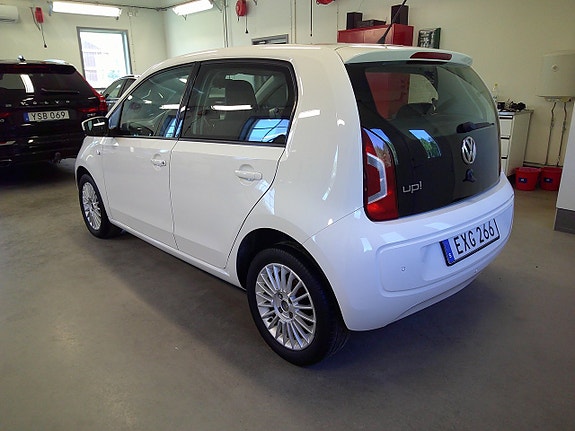 Volkswagen UP! 2 of 5