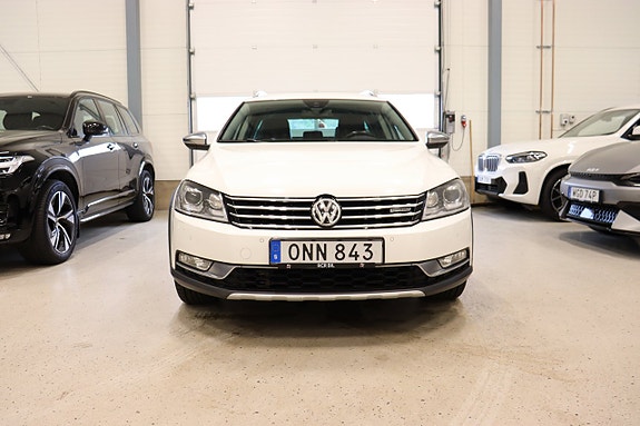 Volkswagen Passat Alltrack 3 of 5