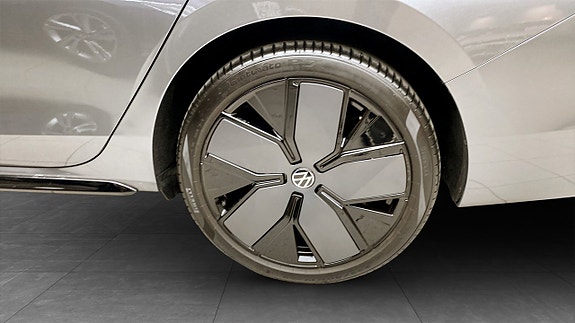 Volkswagen Passat 6 of 12