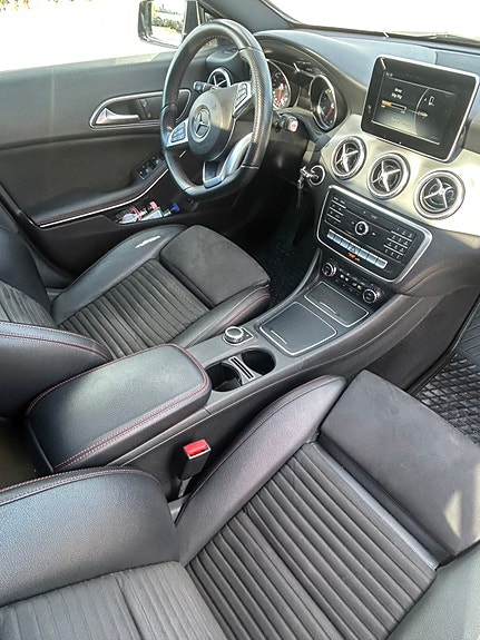 Mercedes-Benz CLA180 3 of 4
