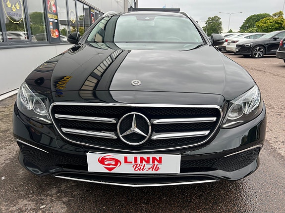 Mercedes-Benz E220 2 of 28