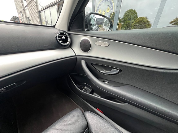 Mercedes-Benz E220 28 of 28
