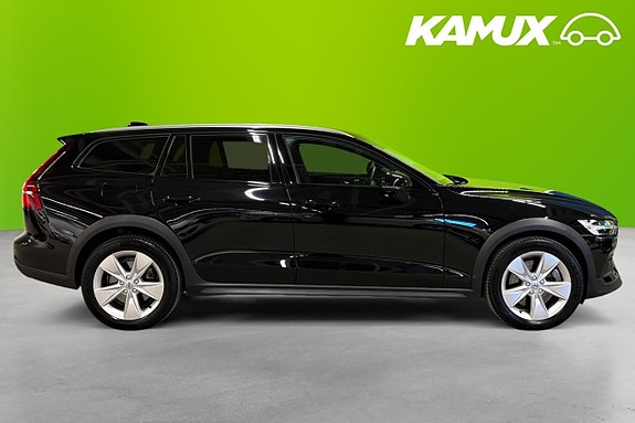 Volvo V60 Cross Country 2 of 5