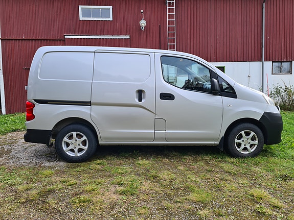 Nissan NV200 2 of 5