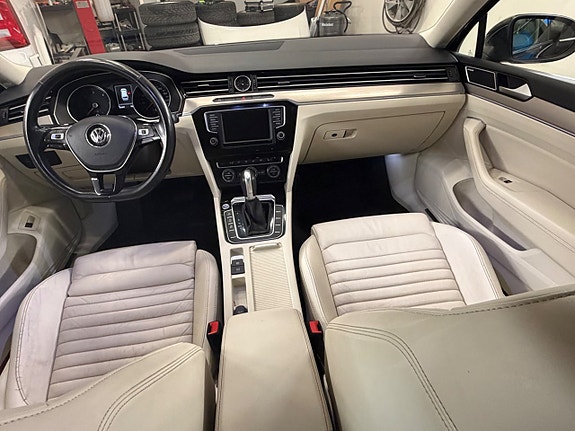 Volkswagen Passat 8 of 24
