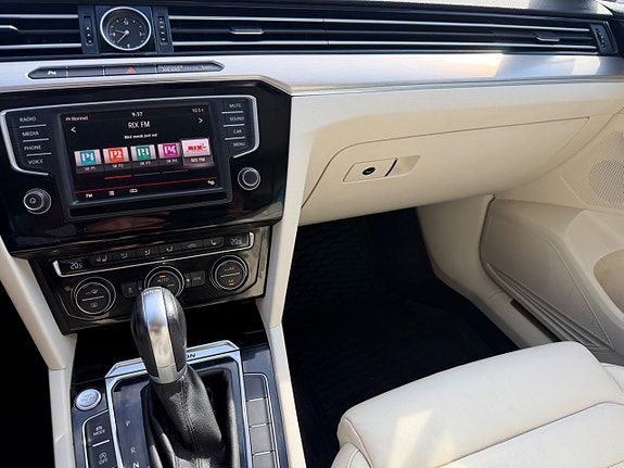 Volkswagen Passat 12 of 24