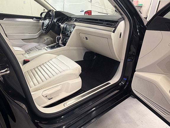 Volkswagen Passat 9 of 24